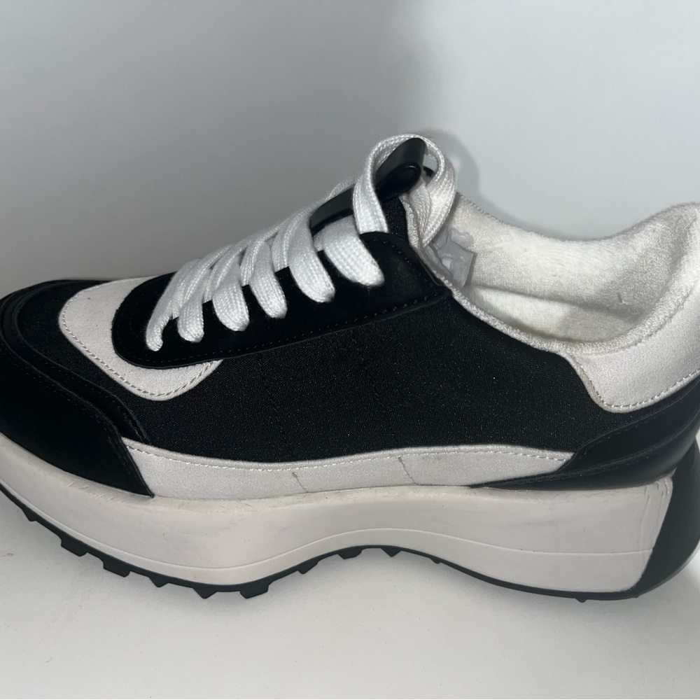 Women’s size 7 SM New York sneakers brand new.